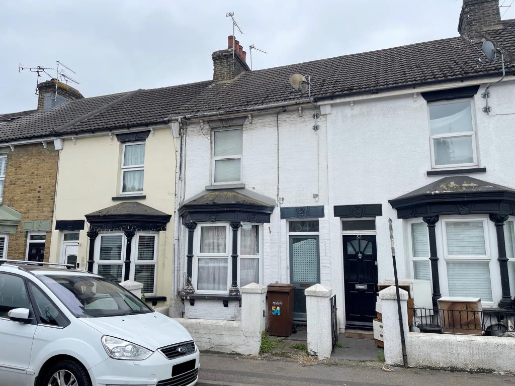 Lot: 16 - GROUND FLOOR FLAT FOR INVESTMENT - Victorian terrace house arranged as two flats